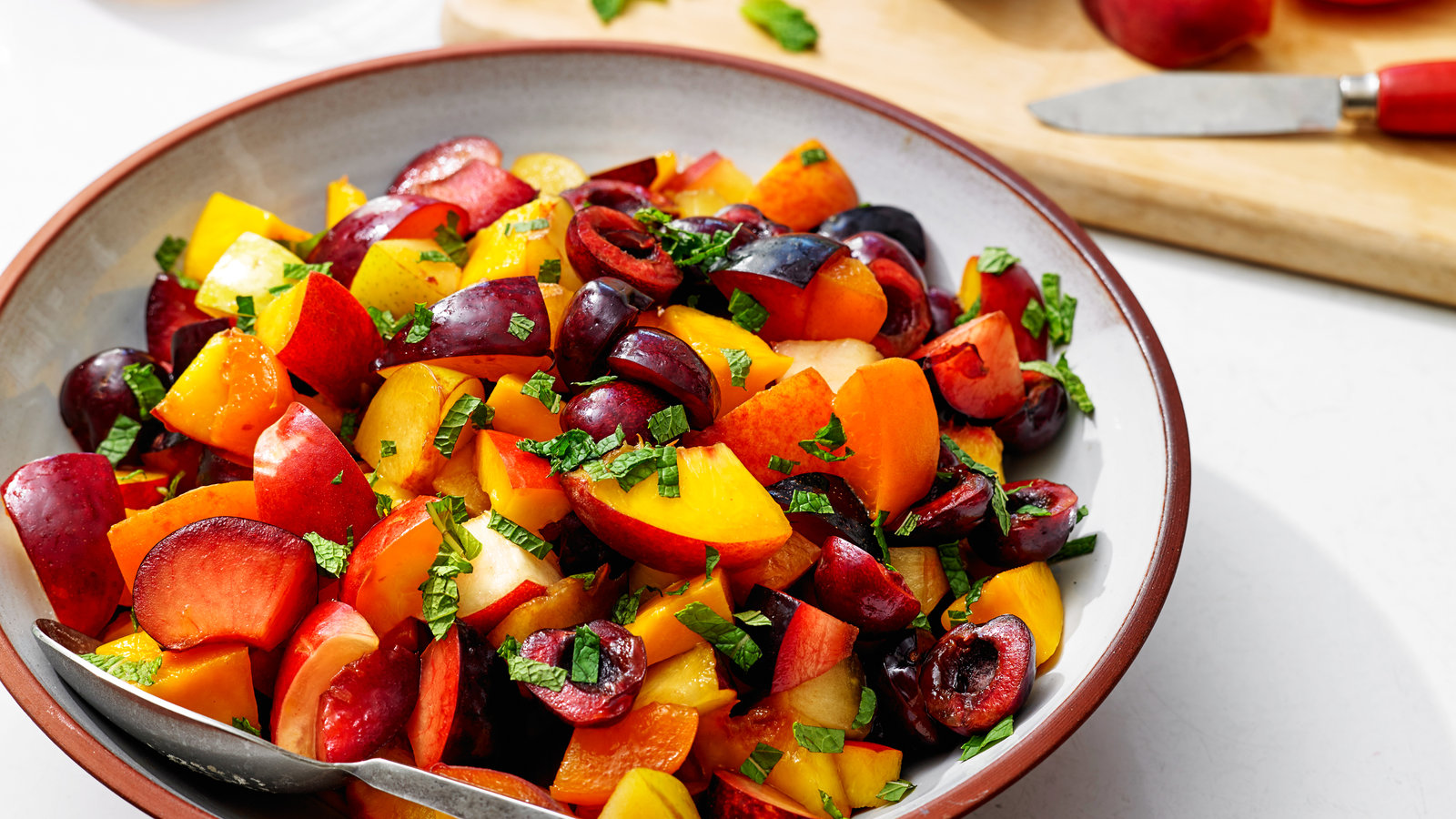 10 ترفند برای این که سالاد میوه های خوشطعم تری درست کنید
