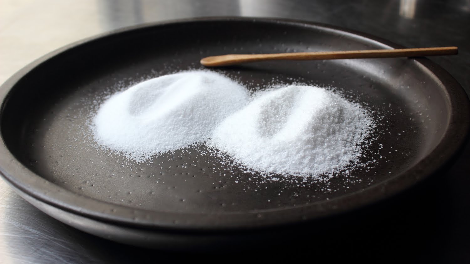 آشنایی با میزان صحیح استفاده از نمک در غذا و مضرات استفاده بیش از حد از آن