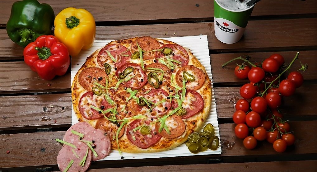 پیتزا با سس فرانکفورتر اروپا غذالند سرزمین غذا