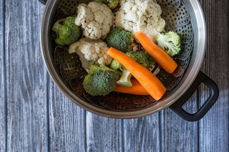 بهترین روش پخت و مصرف سبزیجات چیست: مقایسه سبزیجات آب‌پز و بخارپز و خام و سرخ‌کرده